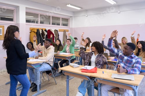 Visualização: Alunos do ensino médio levantando as mãos na sala de aula durante a aula
