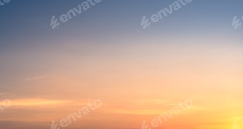 Aperçu: Ciel de coucher de soleil Golden Hour dans la soirée avec lumière du soleil orange et jaune, fond de ciel d'horizon