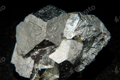 Vista previa: Closeup shot of a Molybdenite mineral isolated on a black background