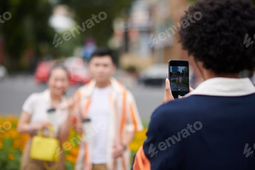Preview: Man Taking Photo of Tourists
