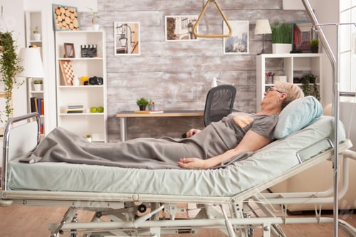 Visualização: Imagine uma mulher idosa descansando na cama em uma sala de enfermagem