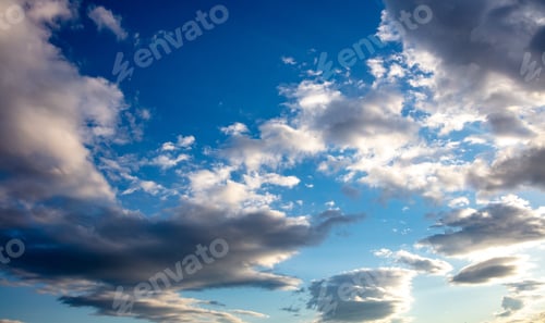 Vorschau: Flauschige weiße und graue Wolken auf blauem Himmel. Leerzeichen kopieren.
