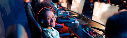 Preview: Female gamer sitting on gaming chair in computer club