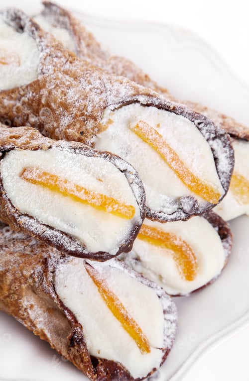 Delicious Cannoli Pastries with Cream Filling and Dusting