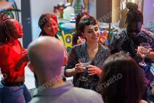 Visualização: Mulher sorridente bebendo álcool no clube