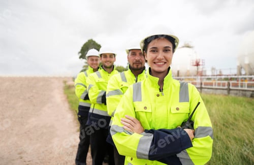 Preview: Professional engineer working in a petroleum refinery, Oil refinery and gas processing plant.