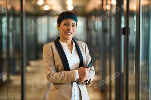Vista previa: Mature businesswoman smiling confidently in office hallway posing