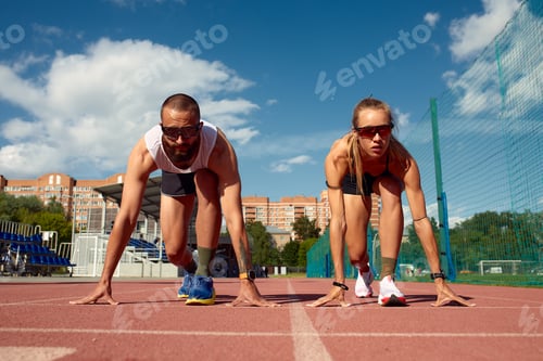 Preview: Man and woman at the start of the treadmill at the stadium