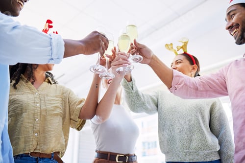 Visualização: Brinde em grupo, feliz e com champanhe no Natal, festa no escritório e bebida comemorativa com aplausos com