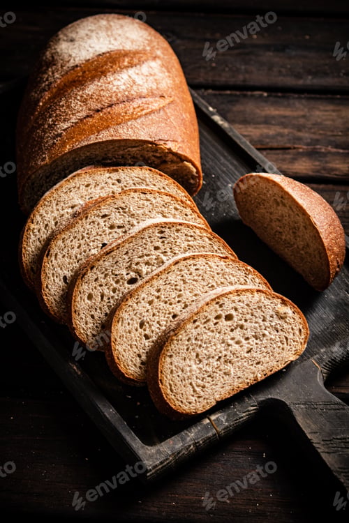 Preview: Sliced bread on a cutting board.