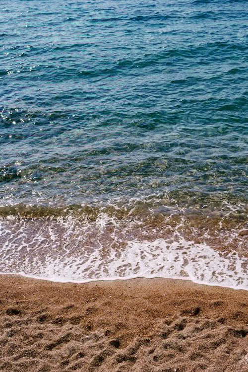 Preview: Sea waves roll on the sandy shore