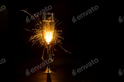 Visualização: Feliz Ano Novo. Celebração do champanhe Sparkler