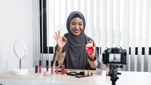 Preview: Asian muslim woman beauty blogger tutorial by eye shadow makeup on her eyes and making videos