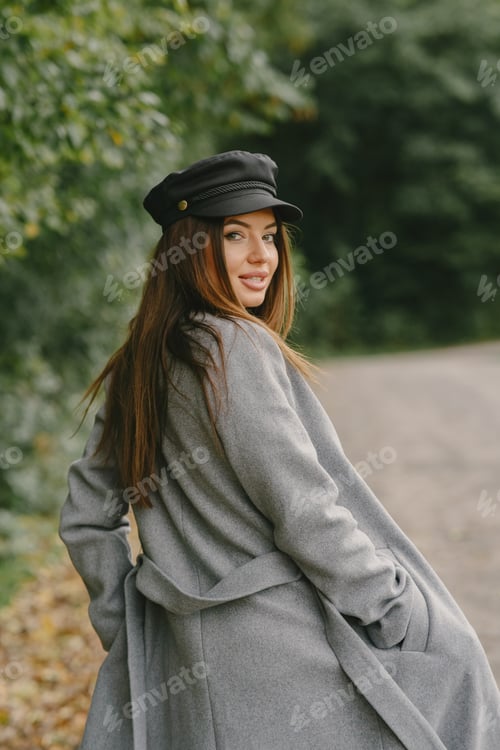 Preview: Elegant woman in a autumn park