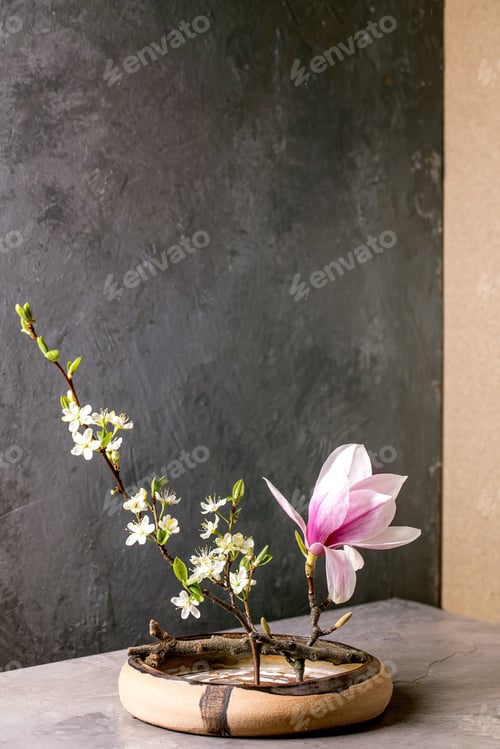 Preview: Spring ikebana with white flowers