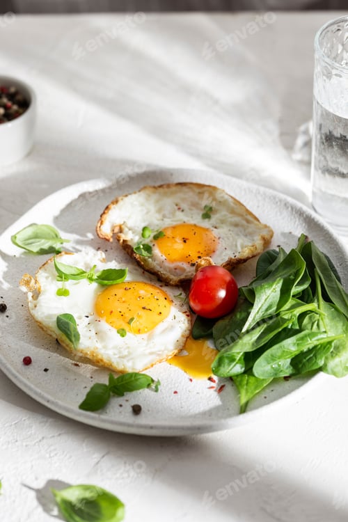 Preview: Fried Eggs with Spinach and Tomato on Plate