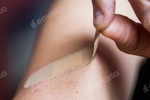 Preview: Close-up of man removing bandage