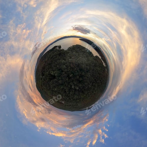 Preview: 360 degree shot of Lake Jocassee surrounded by hills and forests in South Carolina, USA