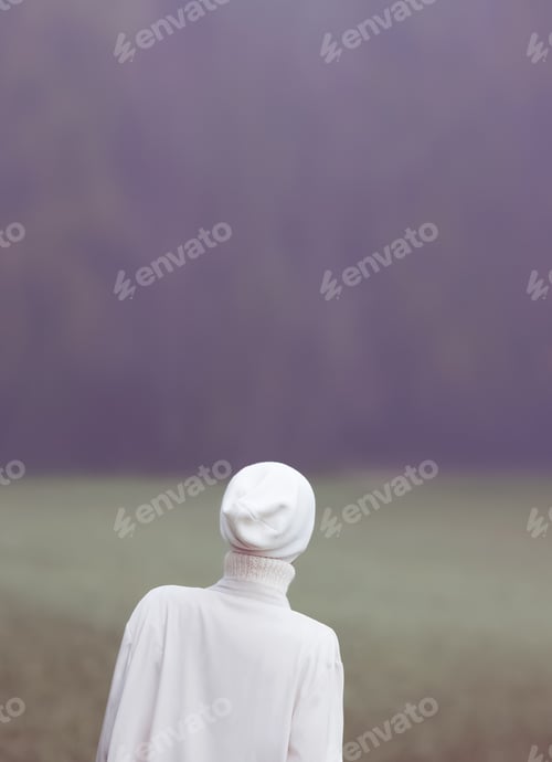 Vista previa: Glamour girl in a white dress in the woods. Loneliness and memor