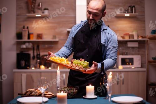 Preview: Man wearing apron