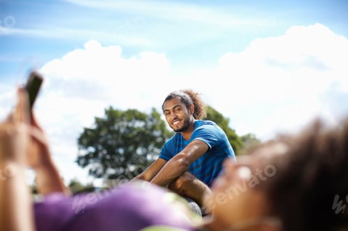 Visualização: Jovem casal fazendo uma pausa no parque