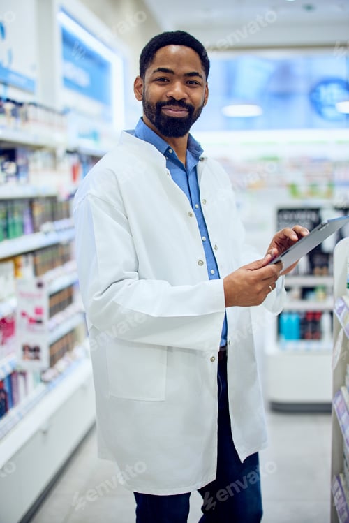 Preview: Smiling Pharmacist Holding Tablet in Modern Pharmacy Store Aisle