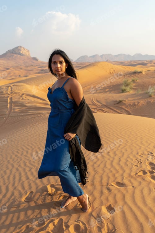 Preview: Beautiful girl in the desert