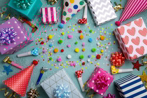 Visualização: Plano de
fundo de festa de feliz aniversário. Cartão de felicitações com acessórios de festa coloridos