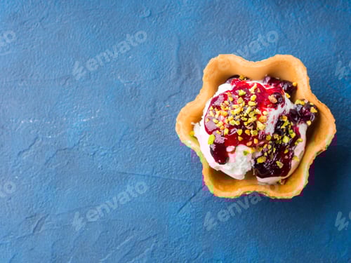 Preview: Vanilla ice cream scoops in waffle cup