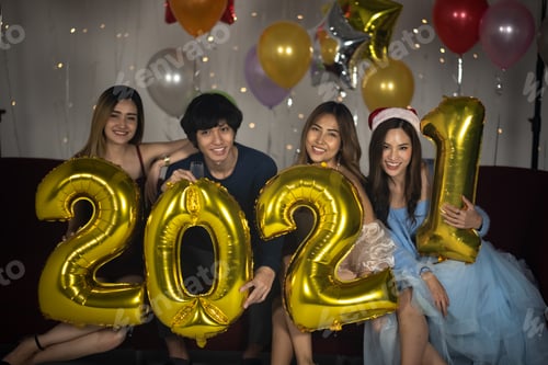 Visualização: Felizes amigos asiáticos comemorando a véspera de ano novo de 2021 - pessoas se divertindo juntas