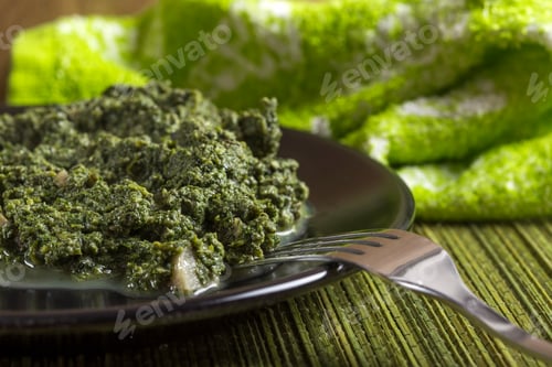 Preview: Stewed nettles with cream sauce and garlic