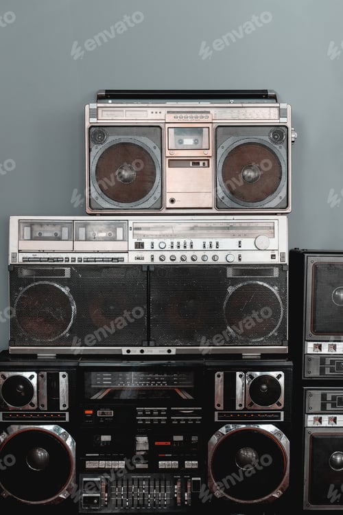 Preview: Retro radio on gray background