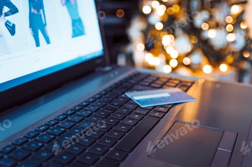 Preview: Close-up image of credit card on laptop for online christmas shopping.