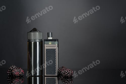 Preview: Vape smoking liquid with berry flavor close up
