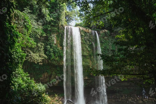 Preview: Shot of Misol Ha waterfall in the middle of the jungle in Chiapas, Mexico