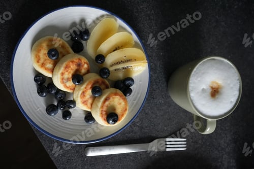 Preview: Pancakes with Blueberries and Kiwi Fruit
