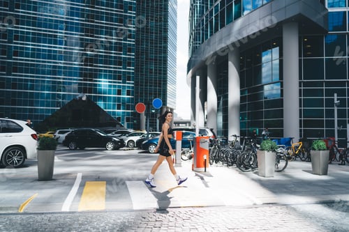 Preview: Fit sportswoman crossing street in downtown