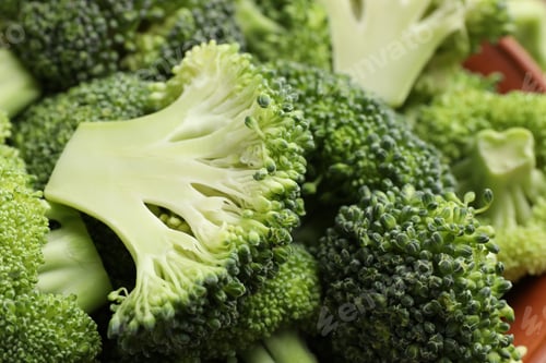 Preview: Fresh raw broccoli on table, closeup view
