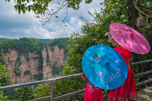 Preview: Women with umbrella on the Heaven Pillar viewpoint
