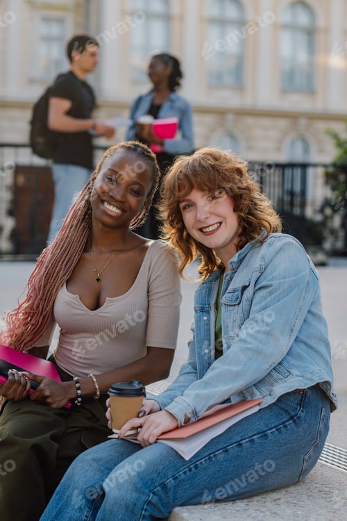 Visualização: Diversas universitárias na escadaria do campus universitário sorrindo para a câmera