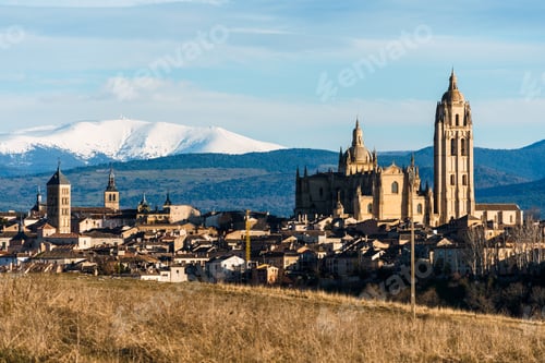 Preview: Picturesque Segovia cityscape is set against the stunning backdrop of the Guadarrama mountains.