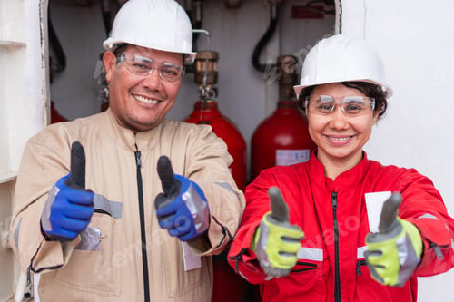 Preview: Industrial expert: portrait at the workplace