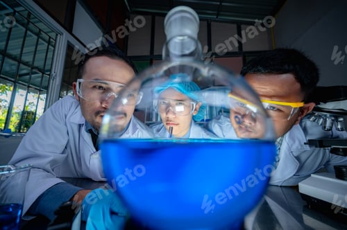 Preview: Chemical scientist Is developing an antiseptic from alcohol, alcohol product for anti-virus COVID-19