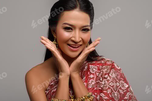 Vista previa: Hermosa mujer tailandesa con un vestido tailandés y una sonrisa feliz.