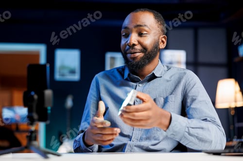 Preview: Man reviews ambient light gadget