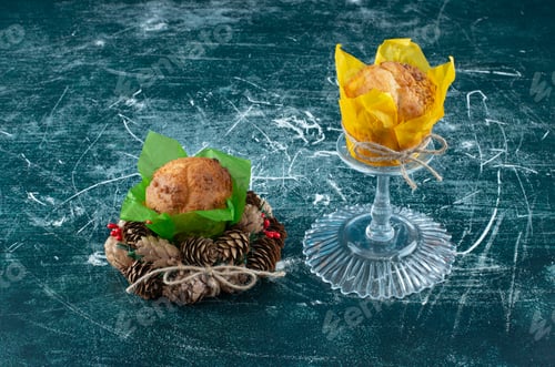 Preview: A glass plate with muffins and Christmas wreath