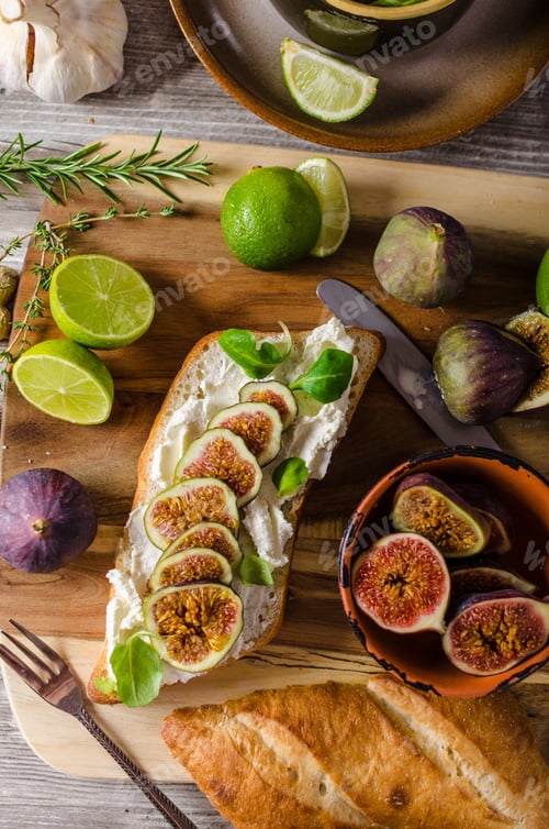 Preview: Fresh baguette with figs
