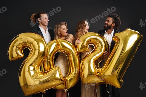 Visualização: Grupo de amigos sorridentes comemorando o Ano Novo