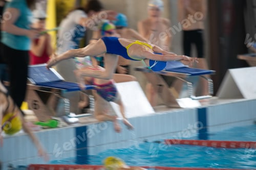 Preview: Swimmer girl start from the starting table in the pool
