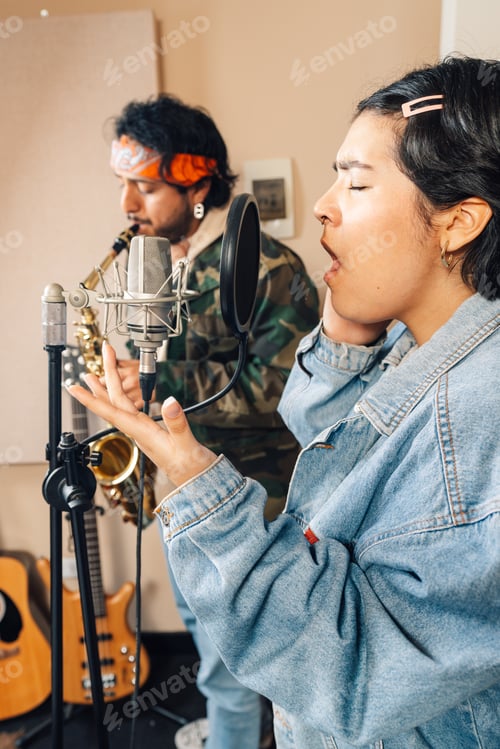 Visualização: Cantor e saxofonista em estúdio gravando uma nova música